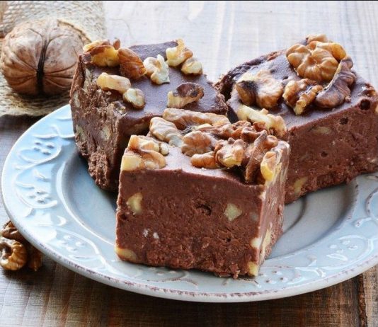 ČOKOLADNE KOCKE SA ORASIMA ….POSLASTICA SPREMNA ZA SAMO 5 MINUTA