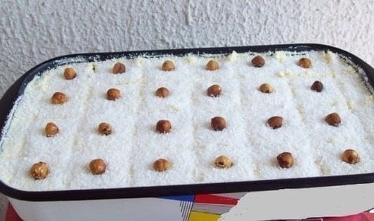 RAFAELO KOCKE – DIVAN KREMAST KOLAC SA KOKOSOM