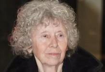 Potresne scene ispred doma Eve Ras: Preminulu glumicu iznose iz stana, a ovo su bile njene poslednje reči FOTO