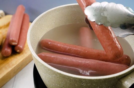 Nemojte to raditi: Mnogi ljudi rade ovu grešku kada kuhaju kobasice. Posljedice mogu biti ozbiljne!