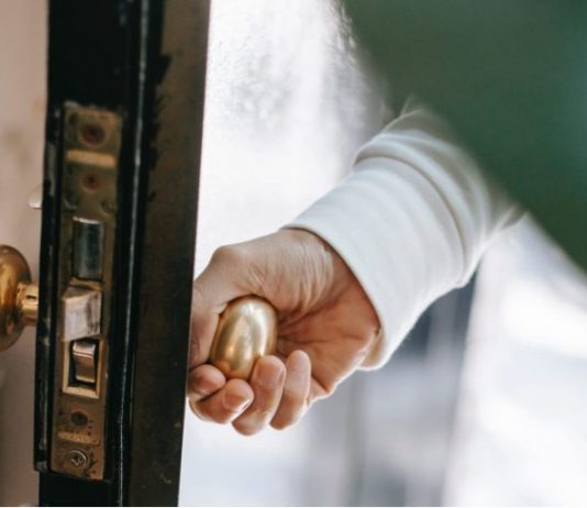 Sreća će se useliti u dom i novac će kapati kao kiša: Samo stavite ovaj predmet u blizini ulaznih vrata