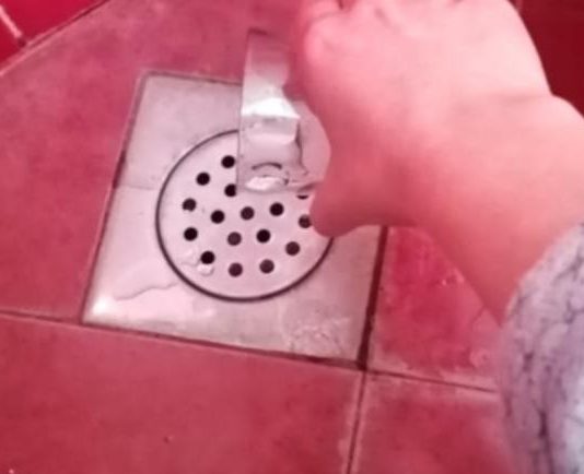 Osjećate neprijatan miris iz kupatila kada pada kiša? Samo OVO UBACITE u odvod i problem je riješen