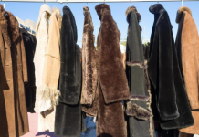 OTKRIVENO ODAKLE STIŽE ODEĆA KOJA SE PRODAJE U SEKEND-HEND RADNJAMA: Ima ih na svakom ćošku, mnogi se tamo oblače od glave do pete