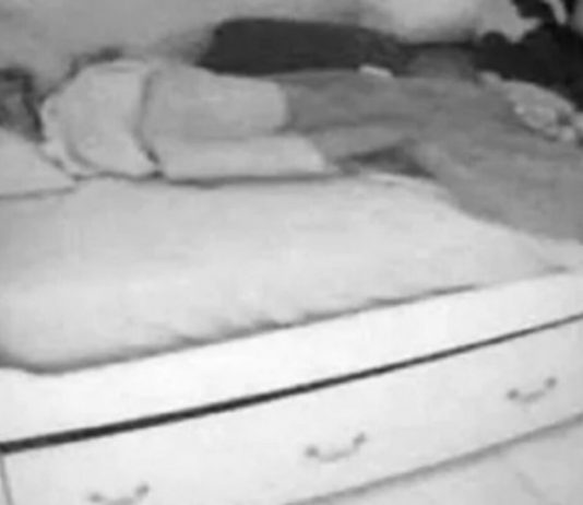 Sakrila kameru u sobu svoje kćerke jer je sumnjala da dovodi dečka noću, istina je biIa mnogo gora: Kada je vidjela šta je izašIo ispod kreveta, smučiIo joj se (Video)
