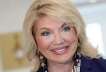 Suzana Mančić na stubu srama, skinuIa se, SRAMOTI SVOJE PORIJEKLO I POTOMKE! Pokazala sa čim raspolaže stara koka u sedmoj deceniji! “Oni preko 40 godina nek’ se ne javljaju..”