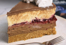 Osvježavajuća i kremasta torta: Malina, lješnjak i čokolada – Ukusna fantazija za svaki dan