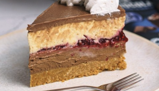 Osvježavajuća i kremasta torta: Malina, lješnjak i čokolada – Ukusna fantazija za svaki dan