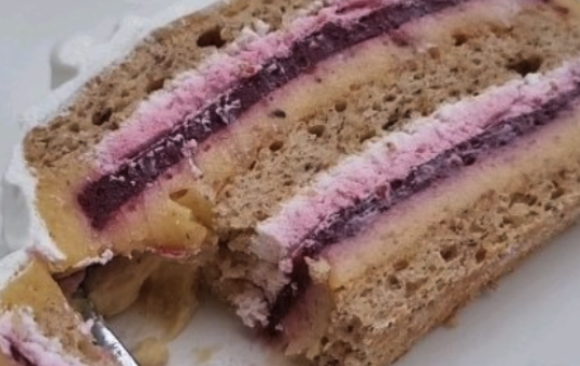 Savršen recept za kremastu tortu sa Plazmom, lješnicima i crvenim voćem