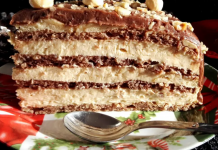 Torta sa lješnicima i karamelom – Ukusna je, sa puno krema