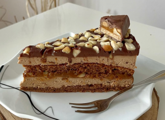 Snickers kolač kakav niste probali – Kremasto i hrskavo, idealno za ljubitelje slatkog!