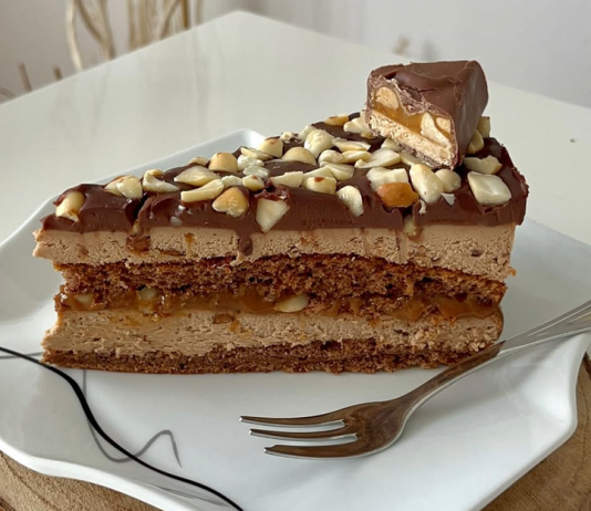 Snickers kolač kakav niste probali – Kremasto i hrskavo, idealno za ljubitelje slatkog!