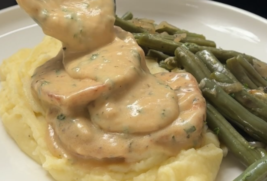 Recept za sočne pileće filete sa kremastim sosom