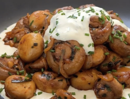 Pečurke u kremastom sosu od češnjaka: Jednostavan recept za ukusan obrok