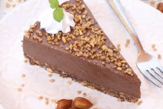 Krokant torta s pudingom i lješnjacima: Neodoljiv čokoladni užitak bez pečenja