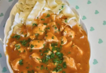 Gulaš od pilećeg belog mesa sa testeninom – Ukusan i brz obrok za svaku priliku