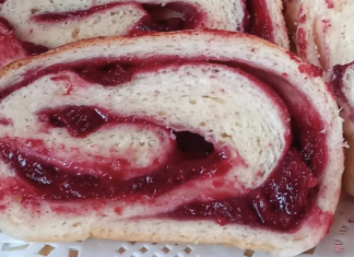 Domaća štrudla od višanja – Savršena kombinacija sočnog tijesta i voćnog nadjeva!