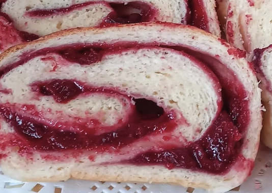 Domaća štrudla od višanja – Savršena kombinacija sočnog tijesta i voćnog nadjeva!