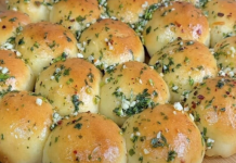 Mini buhtlice sa Bijelim Lukom – Savršen brzi recept za ukusne grickalice!