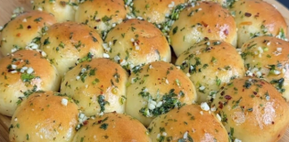 Mini buhtlice sa Bijelim Lukom – Savršen brzi recept za ukusne grickalice!