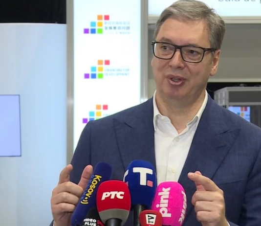 Vučić iz Sevilje poručio: Država će odgovoriti na blokade, huliganima nema mjesta na ulicama