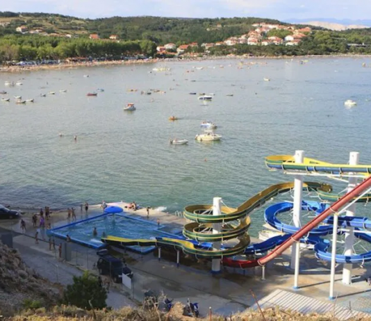 Tragedija na Rabu: Djevojčica (3) pala ocu iz naručja na toboganu i preminula