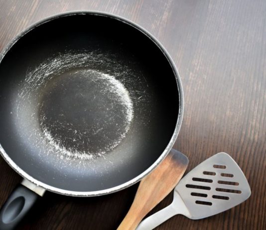 Šta se stvarno događa ako ogrebete teflonski tiganj? Ova greška može vas koštati zdravlja, a pravite je stalno