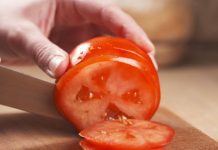 Zašto vam je paradajz bljutav, “brašnjav” i bez mirisa? 7 grešaka uništavaju ukus, a evo šta je važno za salatu