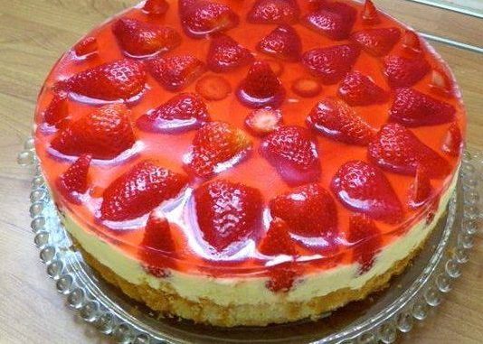 PREKRASNA TORTA OD JAGODA BEZ PEČENJA