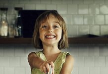 Ovaj kremasti kolač sa breskvama i keksom idealan je za tople avgustovske dane: Brza, laka i slasna domaća poslastica