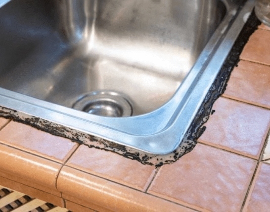 Očistite SILIKON OKO SUDOPERE OD CRNE BUĐI brzo, lako i efikasno: Ovaj trik je spas