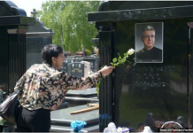 NA GROBU SAŠE POPOVIĆA SE POJAVILA MISTERIOZNA ŽENA: Obelodanila ISTINU o BRAKU sa Suzanom, ŠOK-DETALJI iz njegovog života!