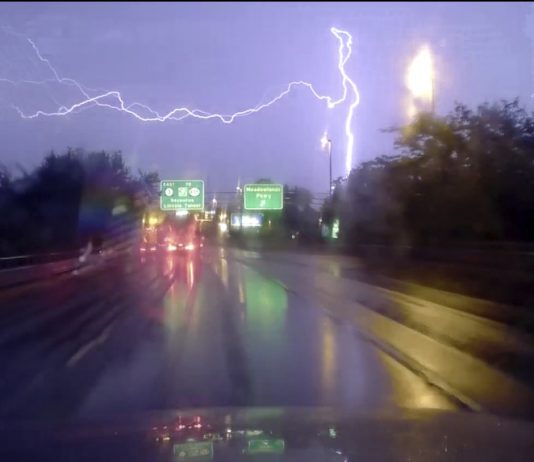SRBIJA TUGUJE: Poznat fudbaler stradao na terenu – grom ga pogodio pred saigračima!