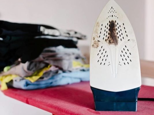 Biće kao nova: Fleke sa pegle skinućete očas posla, treba vam samo jedna tableta koju svi imamo u kući