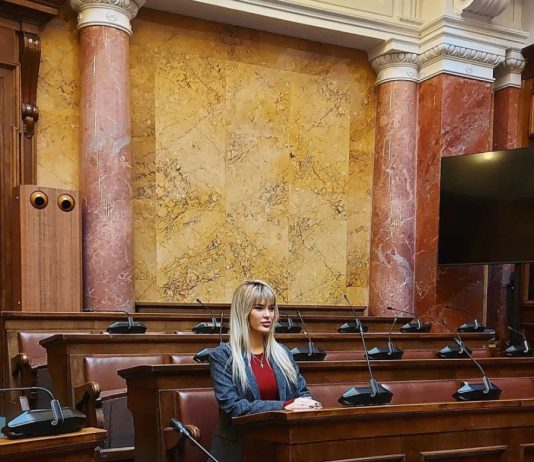 “Budite promena koju želite da vidite!” Ćerka naše pevačice ZASENILA POJAVOM U SKUPŠTINI SRBIJE, ređa samo DESETKE na fakultetu – MAJKA JE PONOSNA NA NJU! “Budite promena koju želite da vidite!” Ćerka naše pevačice ZASENILA POJAVOM U SKUPŠTINI SRBIJE, ređa samo DESETKE na fakultetu – MAJKA JE PONOSNA NA NJU! - featured image