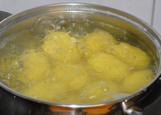 Da li još uvijek kuhate KROMPIR u slanoj vodi? Isprobajte ovu metodu i krompir će biti 10 puta ukusniji!