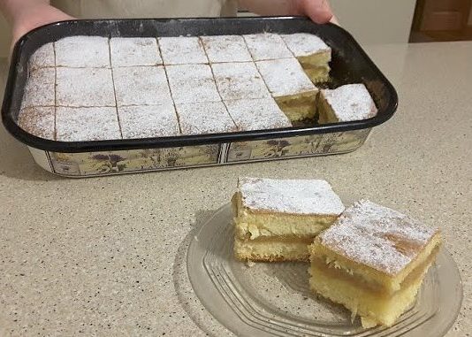 JEDNOSTAVNI KOLAČ NA ČAŠE SA JABUKAMA