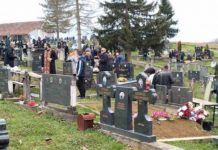 Pokojnika u Rogoznici spustili na zemlju, kada su svi očekivali popov glas, začulo se nešto jezivo: Svi su gutali suze i knedle u grlu Pokojnika u Rogoznici spustili na zemlju, kada su svi očekivali popov glas, začulo se nešto jezivo: Svi su gutali suze i knedle u grlu - featured image