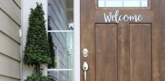 Neko je ostavio stari kofer ispred njene kuće: Ostala je bez teksta kada je pogledala šta je unutra Neko je ostavio stari kofer ispred njene kuće: Ostala je bez teksta kada je pogledala šta je unutra - featured image