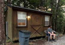 Bio beskućnik 3 godine, hranio se u narodnoj kuhinji i lutao ulicama, a onda odlučio da uzme stvari u svoje ruke: Usred šume napravio svoju idilu