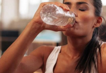 NAJZGODNIJA ŽENA OTKRILA TRIK: Pijte vodu na ovaj način i KILOGRAMI SE SAMI TOPE