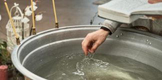 Koliko i kako se čuva sveta vodica: Evo šta morate da uradite sa bogojavljenskom vodom kada stigne nova Koliko i kako se čuva sveta vodica: Evo šta morate da uradite sa bogojavljenskom vodom kada stigne nova - featured image