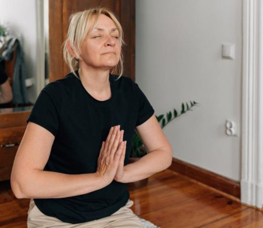 5 efikasnih vežbi za žene 50+ koje nikad nisu vežbale: Za 10 minuta dnevno jačaju mišiće i telu jedno poručuju