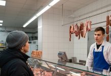 Svaki dan sedamdesetogodišnja penzionerka kupovala je kod mesara 40 kilograma mesa. Jednog dana mesar je odlučio da je prati kako bi saznao gde nestaje svo to meso.