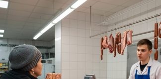 Svaki dan sedamdesetogodišnja penzionerka kupovala je kod mesara 40 kilograma mesa. Jednog dana mesar je odlučio da je prati kako bi saznao gde nestaje svo to meso.