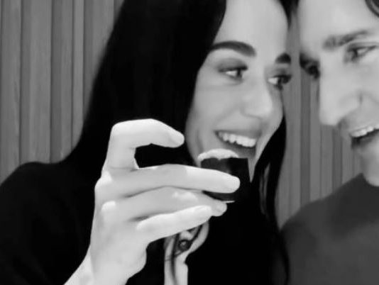 Pevačica uživa u romansi s poznatim političarem i njihovi bivši kipte od besa: Njen nesuđeni muž joj se javno podsmeva, a njegova nekadašnja žena piše žalopojke