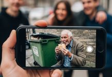 Snimao je starca kako jede iz kontejnera da bi mu se smejao na internetu: Kada je došao kući, otac mu je lupio šamar, pokazao snimak i otkrio ko je taj prosjak.