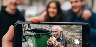 Snimao je starca kako jede iz kontejnera da bi mu se smejao na internetu: Kada je došao kući, otac mu je lupio šamar, pokazao snimak i otkrio ko je taj prosjak.