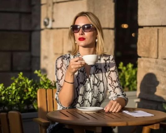 JEDNA SITNICA VAS RAZOTKRIVA: Žene koje ovo rade nikad u tuđim očima nisu PRAVE DAME već samo ‘SELJANKE’ bez bontona