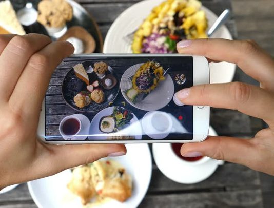 Zašto ljudi ne mogu da pojedu bez da prvo uslikaju hranu? Otkrijte mračnu psihološku stranu ove opsesije koja vlada društvenim mrežama