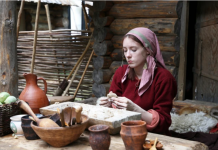 Albanka Majlinda zbog Darka iz sela kod Aleksinca PROMENILA VERU I POSTALA MAJA: Za Uskrs farba 40 jaja, ali jednu stvar NIKAKO NE PRIHVATA – “kod mojih u Tirani nije smelo tako”